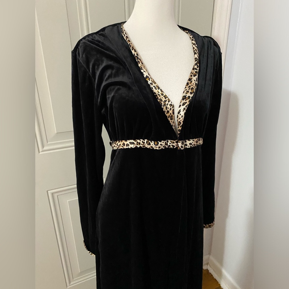 Cinema etoile black velvet robe size medium Nwt - Picture 2 of 10